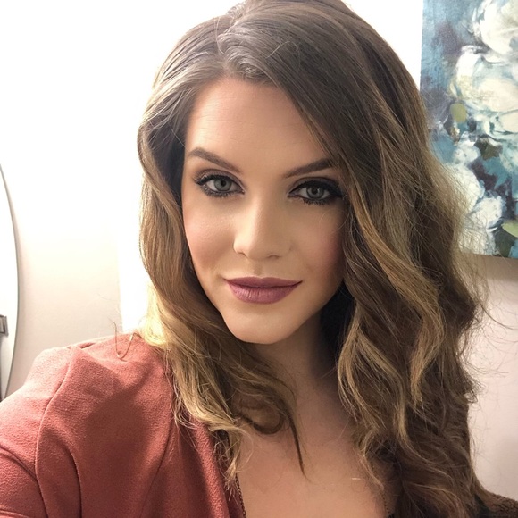 Meet your Posher, Kayla - Picture 3 of 4